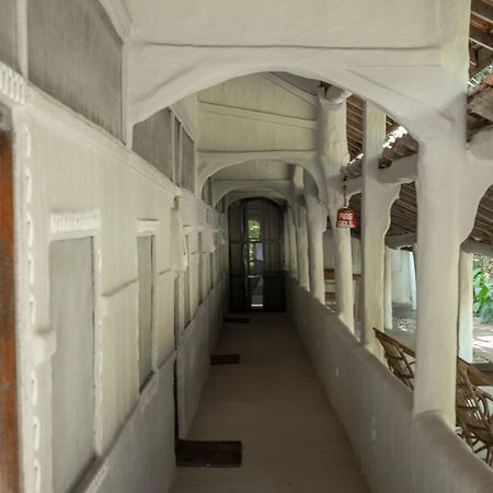 Tiger Tops Tharu Lodge Chitwan Bagian luar foto