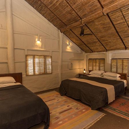 Tiger Tops Tharu Lodge Chitwan Bagian luar foto