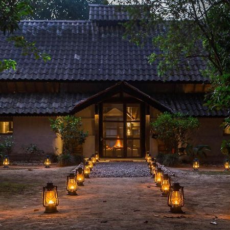 Tiger Tops Tharu Lodge Chitwan Bagian luar foto