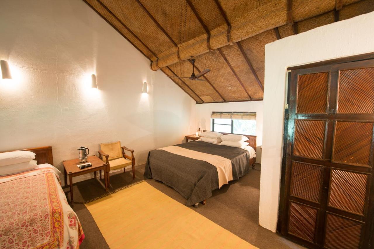 Tiger Tops Tharu Lodge Chitwan Bagian luar foto