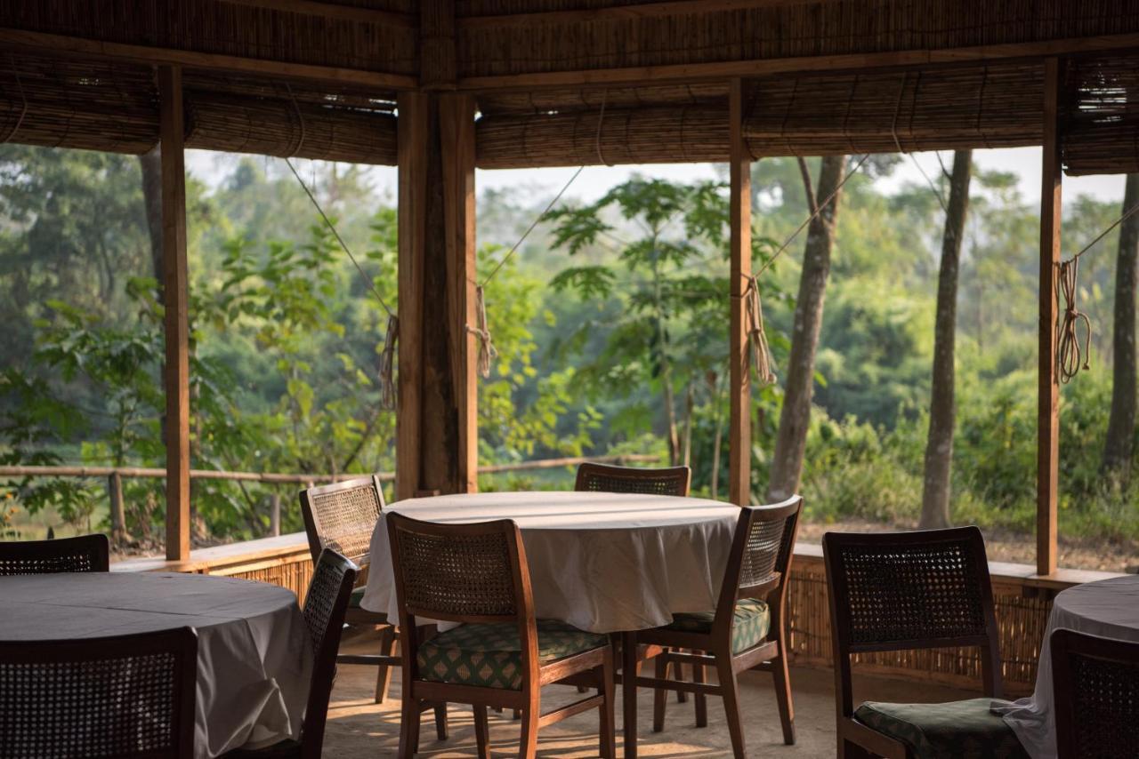 Tiger Tops Tharu Lodge Chitwan Bagian luar foto