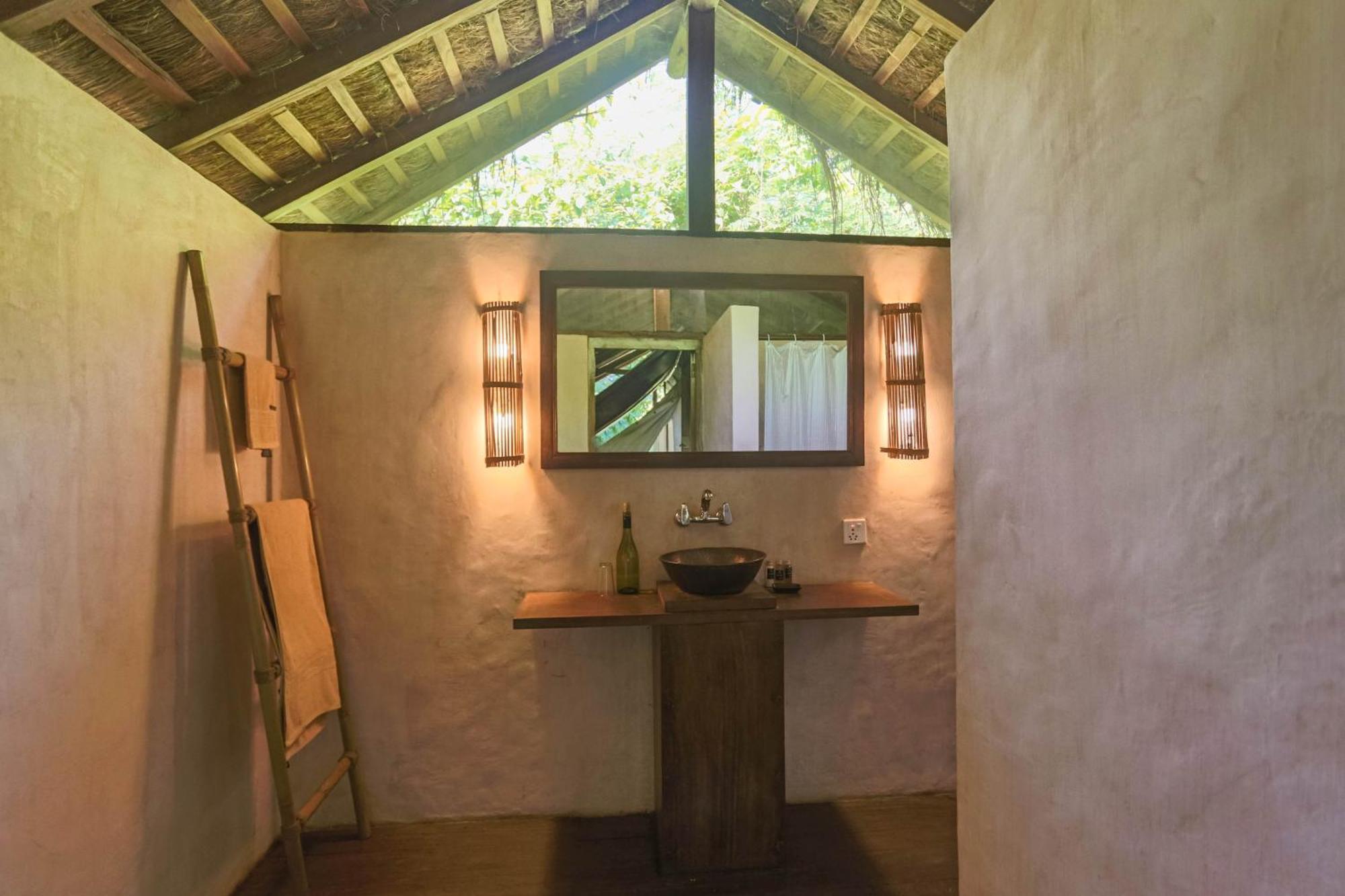 Tiger Tops Tharu Lodge Chitwan Bagian luar foto
