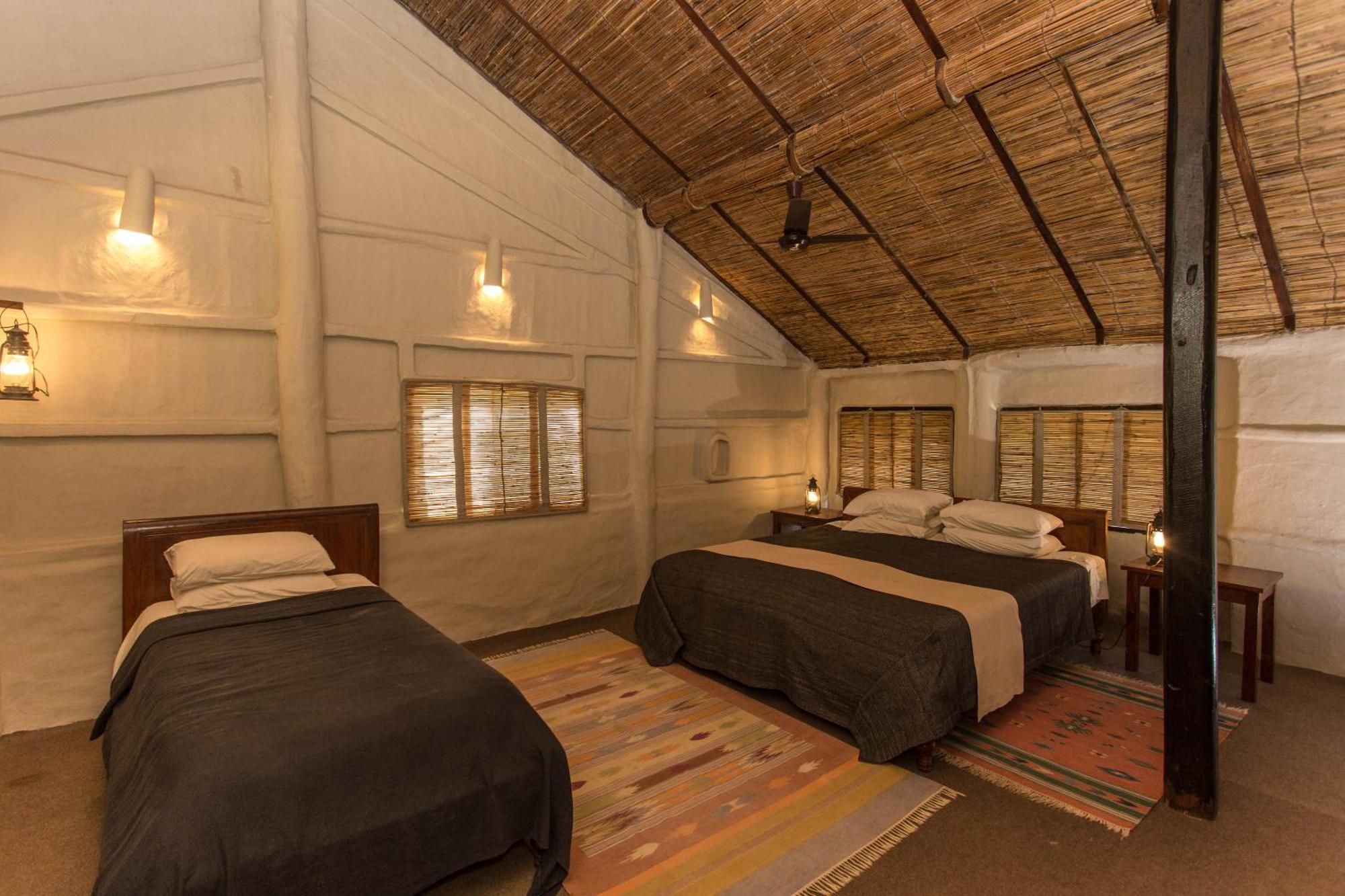Tiger Tops Tharu Lodge Chitwan Bagian luar foto