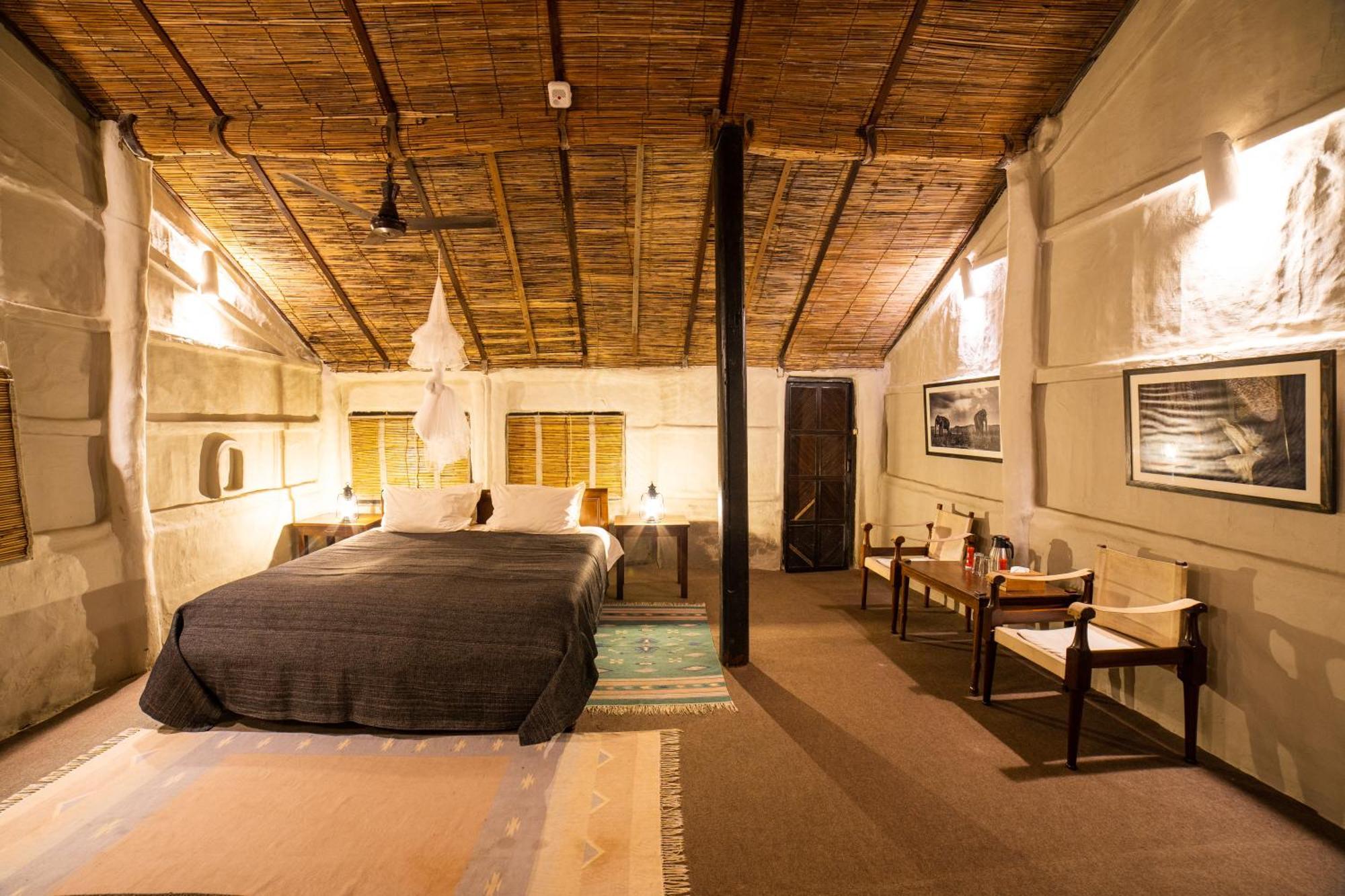 Tiger Tops Tharu Lodge Chitwan Bagian luar foto