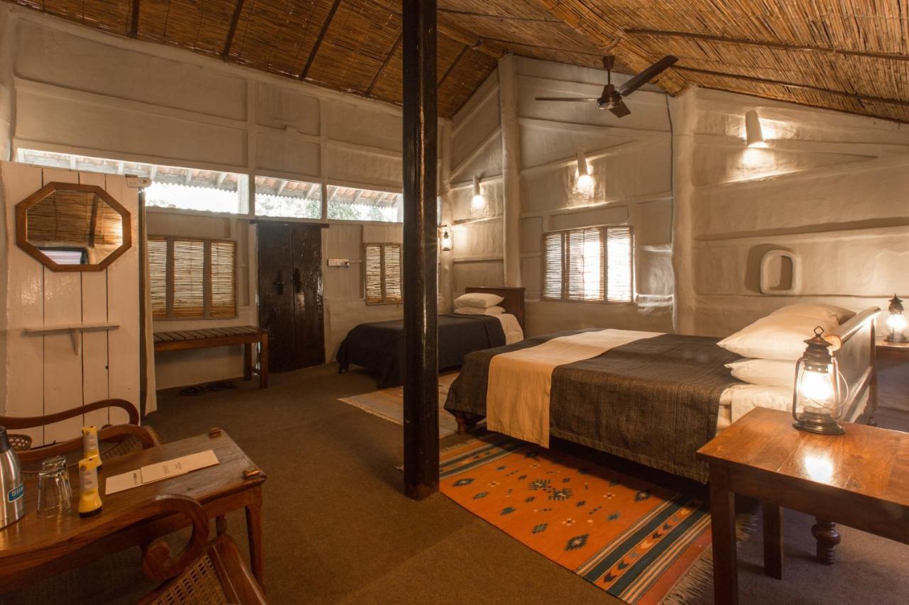 Tiger Tops Tharu Lodge Chitwan Bagian luar foto