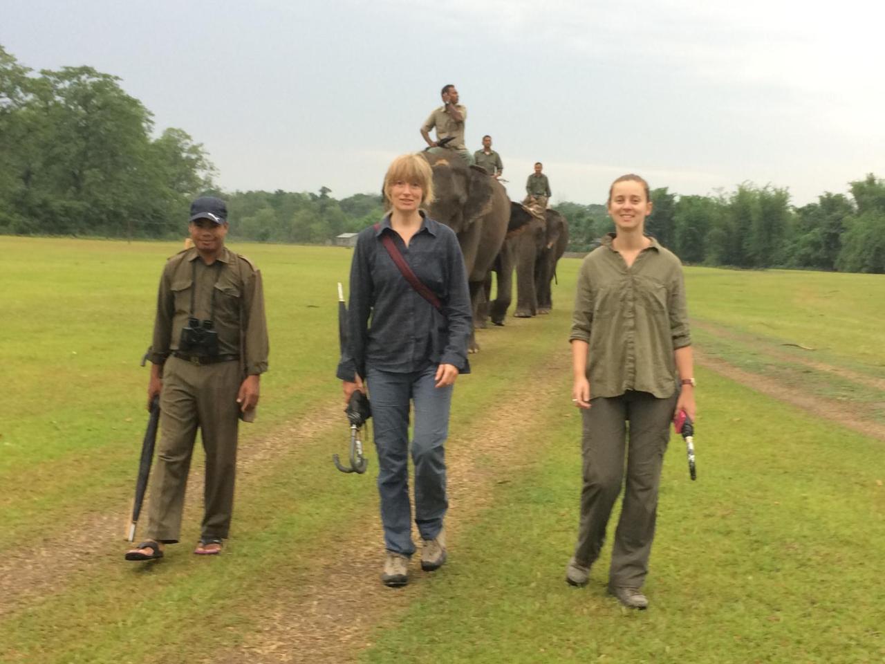 Tiger Tops Tharu Lodge Chitwan Bagian luar foto