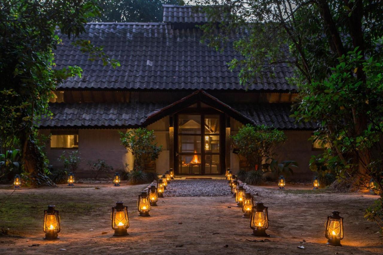Tiger Tops Tharu Lodge Chitwan Bagian luar foto