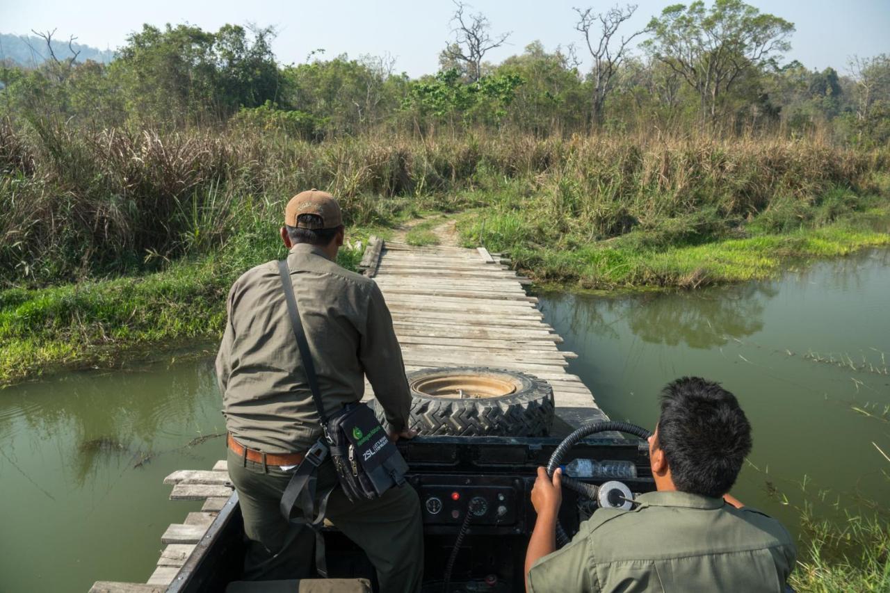 Tiger Tops Tharu Lodge Chitwan Bagian luar foto