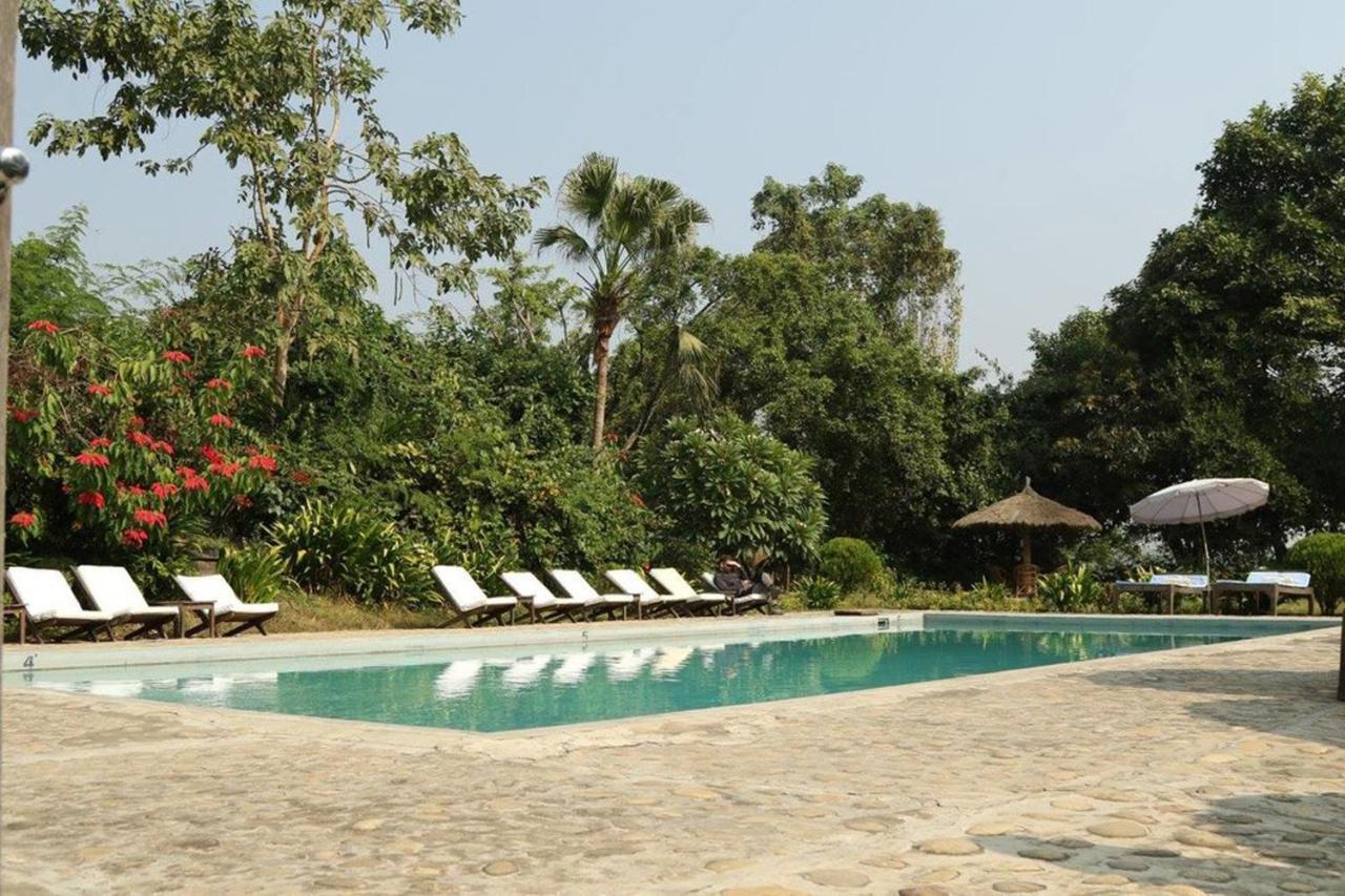 Tiger Tops Tharu Lodge Chitwan Bagian luar foto