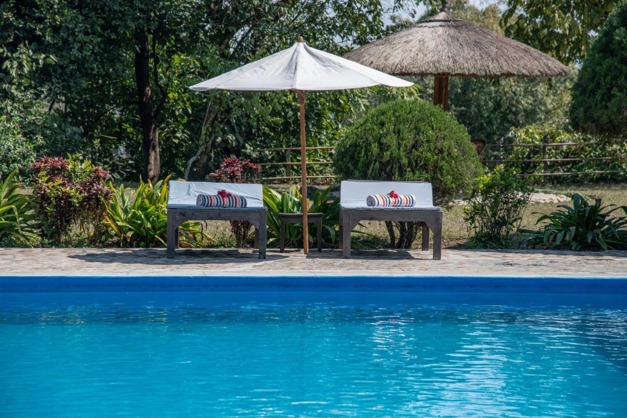 Tiger Tops Tharu Lodge Chitwan Bagian luar foto